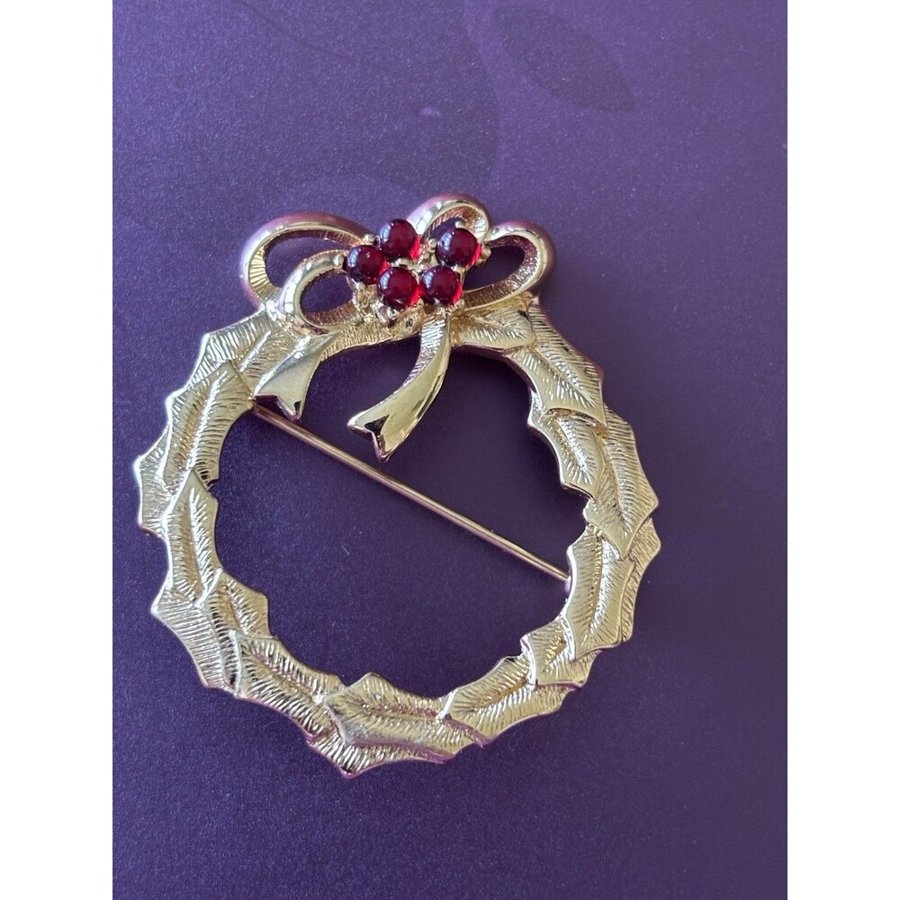MONET  Vintage Gold tone Christmas Wreath with Red Holly Berry Rhinestones Pin